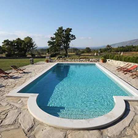 Holiday home Picturesque Mansion In Ko Ljak Plomin